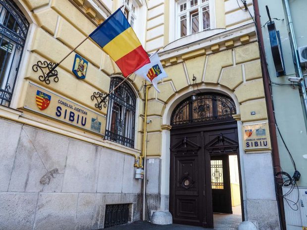 Angajații Consiliului Județean Sibiu, acuzați că se vaccinează într-un centru inaccesibil celorlalți cetățeni