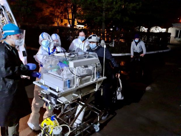 Bebelușul unei gravide care are COVID-19 a fost salvat de medicii din Botoșani. Cum se simte femeia