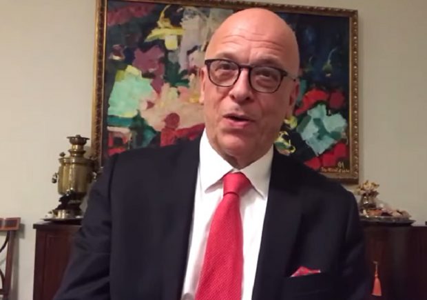 VIDEO | Imagini de colecție cu ambasadorul Germaniei în România. Cord Meier-Klodt a cântat prima strofă din poemul „Mai am un singur dor”