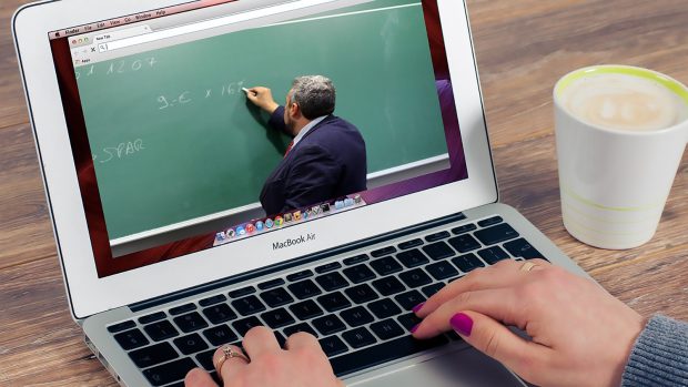 Profesor, înregistrat în timp ce o ceartă pe o studentă pentru că i-a spus ”Domn’ profesor” în loc de ”Domnule profesor”: ”Nu ți se pare că ești penibilă?”