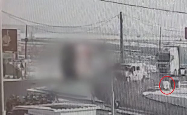 O mamă și copilul ei de un an, aruncați cu tot cu banchetă din mașină, după impactul cu un TIR, în Dâmbovița / VIDEO