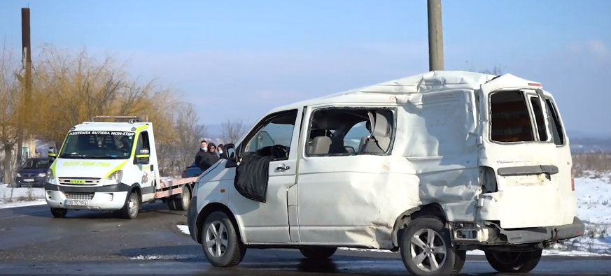 O mamă și copilul ei de un an, aruncați cu tot cu banchetă din mașină, după impactul cu un TIR, în Dâmbovița / VIDEO