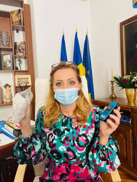 Elena Lasconi testează angajații din primărie cu etilotestul: „Pe unul l-am trimis acasă pentru că alcoolemia e de 0,85 la mie”
