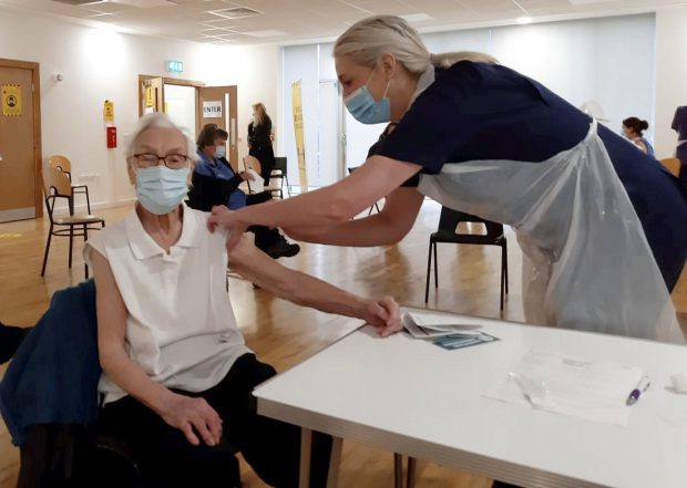 O femeie de 101 ani, supraviețuitoare a gripei spaniole, a fost vaccinată împotriva COVID-19