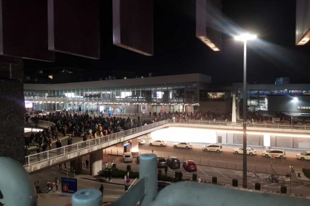 Aeroportul din Frankfurt a fost evacuat, după ce o persoană agresivă a amenințat că împușcă pe toată lumea