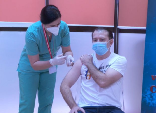 VIDEO | Premierul Florin Cîțu s-a vaccinat împotriva COVID-19 la Spitalul Militar din București