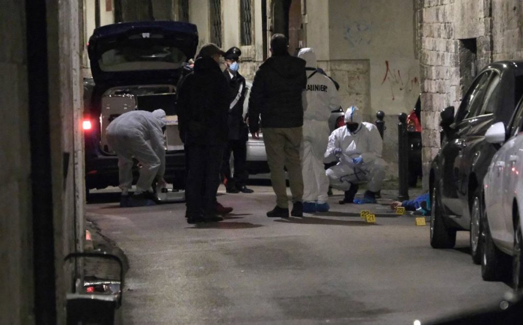 Un zidar român a ucis un fost mafiot din clanul Camorra, care a colaborat cu poliția. Trei lovituri de cuțit, în plină stradă, în Italia