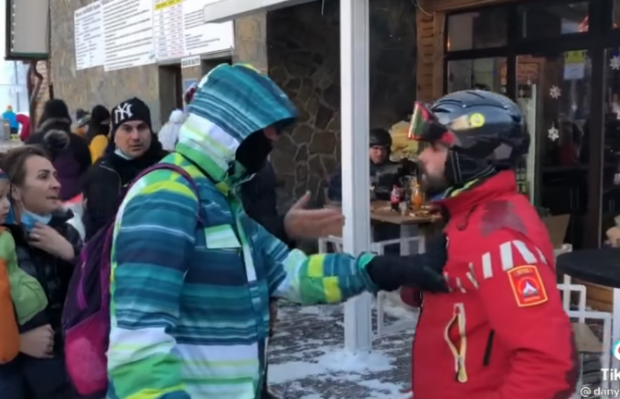 VIDEO | Turiștii din Bușteni, revoltați de intervenția unei ambulanțe pe pârtia de schi: ”Ne sperie copiii”