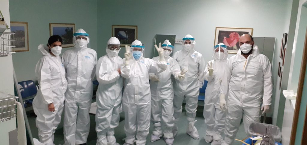 Un asistent medical a făcut salon de Terapie Intensivă acasă, ca să-și salveze rudele infectate cu coronavirus