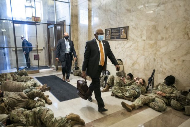 Imagini fără precedent în Congresul SUA: sute de militari din Garda Națională, sosiți pentru a asigura securitatea, în ziua punerii sub acuzare a lui Trump