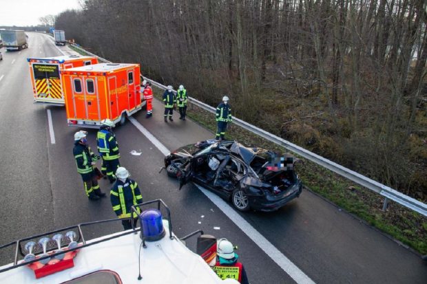 Șofer român de TIR îngrozit când a reușit să oprească și a văzut un BMW înfipt sub semiremorca lui, în Germania