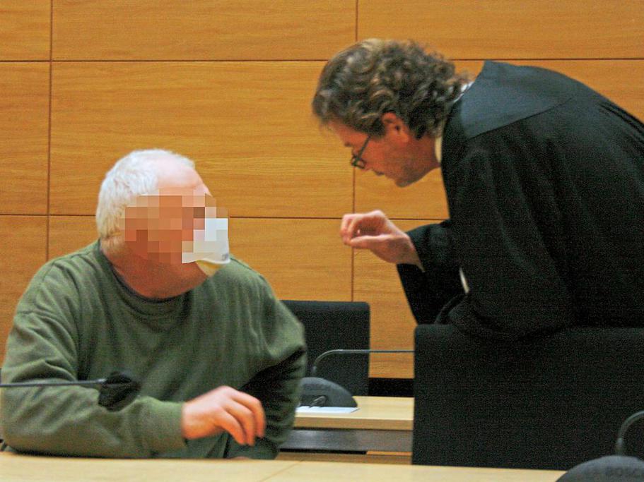 Prostituată româncă, 48 de ani, atacată cu focuri de armă în camera unde intrase cu trei bărbați. Bătrânul care a tras spune că o iubea