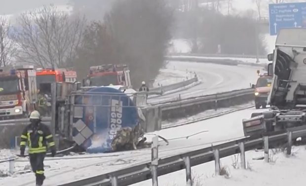 Cisterna condusă de un șofer român s-a rupt de cabină și s-a răsturnat pe o autostradă, în Germania | VIDEO