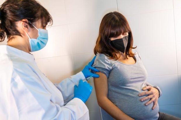 A crescut numărul cezarienelor la gravidele infectate cu COVID. Ce spun medicii despre vaccinarea femeilor însărcinate