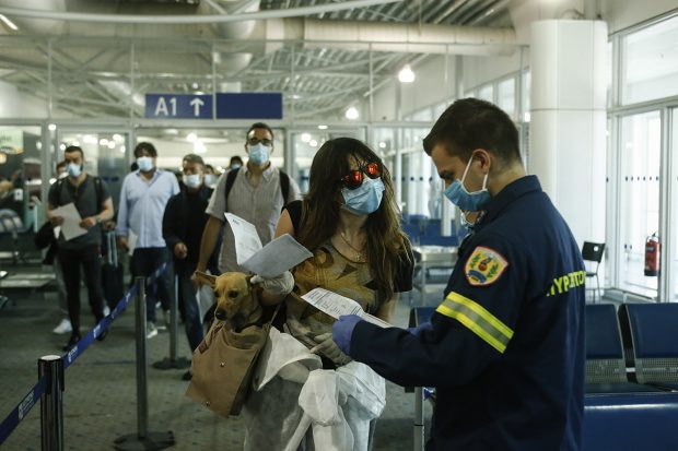 OMS avertizează aeroporturile să nu impună călătorilor să fie vaccinați împotriva COVID