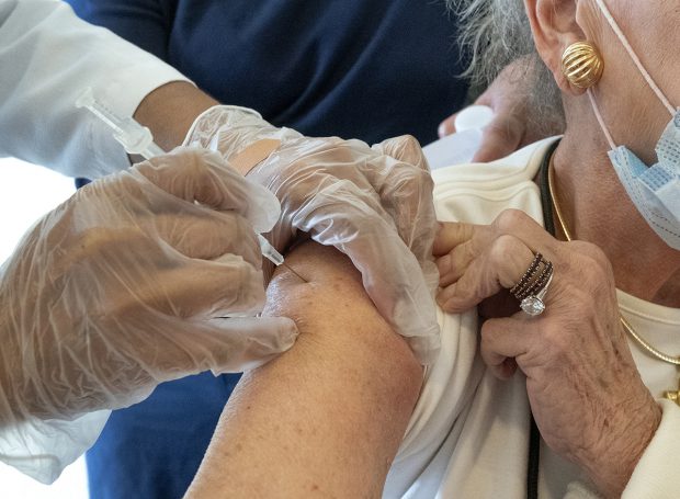 Decesele a 29 de oameni peste 75 de ani care primiseră vaccinul în Norvegia ridică semne de întrebare la cei mai fragili dintre noi