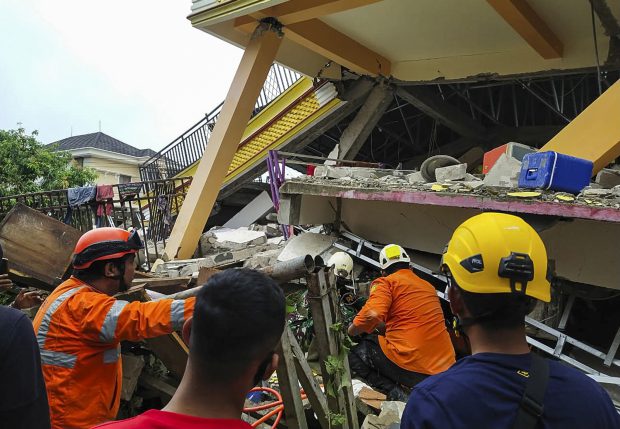 Cel puțin 7 morți și 600 de răniți, în urma unui cutremur din Indonezia. Mai multe clădiri s-au prăbușit