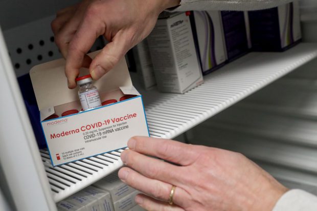 Cea de-a doua tranşă de 21.600 doze de vaccin Moderna ajunge, sâmbătă, în România