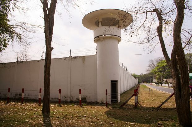 O pensionară thailandeză a fost condamnată la peste 43 de ani de închisoare pentru insultarea familiei regale