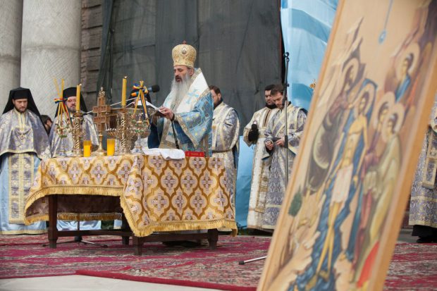 Slujba de Bobotează din Iași, ținută pe modelul pelerinajului de Sfânta Parascheva: mască obligatorie și credincioși distanțați cu garduri