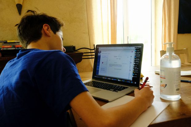 Elevii și profesorii cu boli cronice vor putea să facă orele online și după redeschiderea școlilor. Anunțul ministrului educației