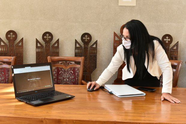 Profesorii care nu pot merge la școală din motive medicale vor ține orele online într-o singură zi, anunță ministrului sănătății
