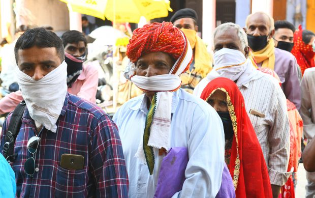 Vecinii au mers cu trupul neînsuflețit al unui indian la bancă, pentru a obține bani pentru incinerare