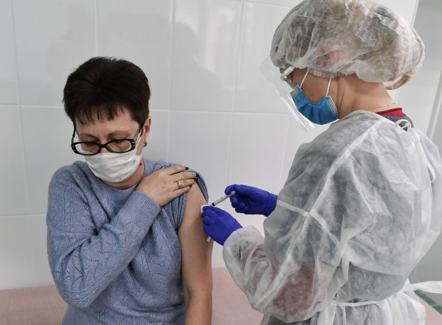 Rusia a vaccinat peste 800.000 de oameni împotriva COVID-19 cu Sputnik V. Cei imunizați primesc certificate