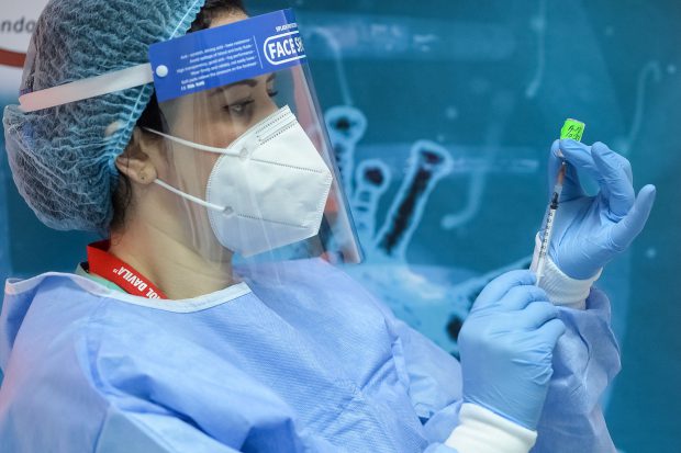 CNSU: Persoanele care vin în România după ce au primit a doua doză de vaccin anti-COVID nu mai intră în carantină