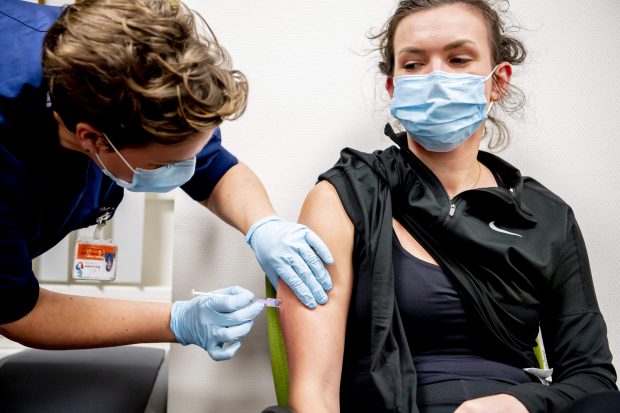 Organizațiile de sănătate și giganții tehnologici pun bazele ”pașapoartelor de vaccinare”. La ce pot fi utile oamenilor
