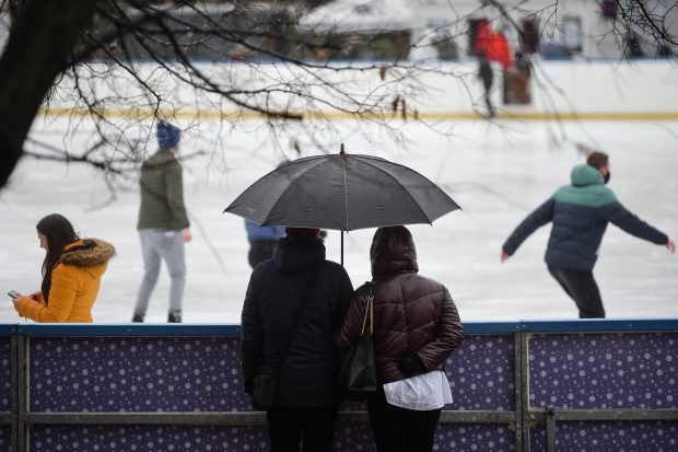 Doi tineri care se sărutau în parc au fost amendați de un polițist local din Ploiești pe motiv că nu purtau mască