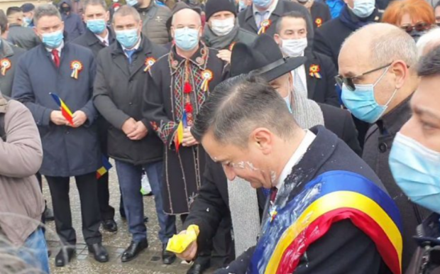 VIDEO  |  Primarul Iaşului, atacat cu iaurt de un protestatar: „Norocul meu este că nu am intoleranță la lactoză”