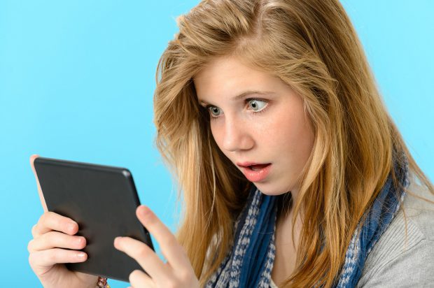 O adolescentă din Iași i-a trimis iubitului poze indecente cu ea, fratele fetei le-a furat și a șantajat-o