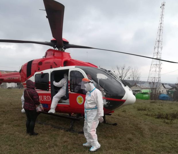 Fetiță de 8 ani cu COVID, aflată în izolare cu mama sa, în Huși, în stare gravă după ce a căzut de la etaj