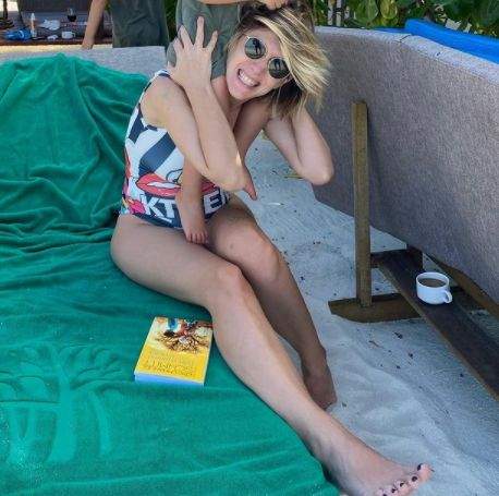Adela Popescu, în costum de baie în luna a patra de sarcină. Vedeta a publicat prima imagine