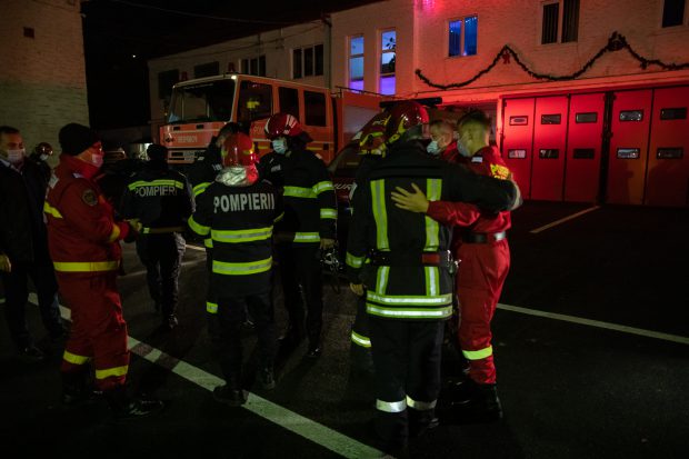 Noaptea dintre ani cu pompierii brașoveni: Cola în loc de șampanie și tânărul de 19 ani care n-a vrut să fie jandarm pentru a nu fi „împotriva cetățenilor”