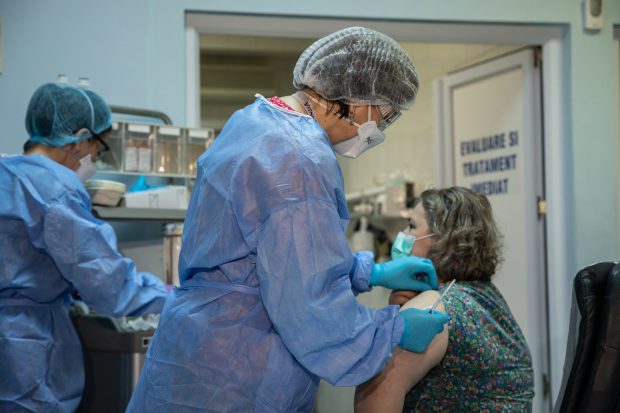 Aproape 12.000 de persoane au fost vaccinate în România luni – cel mai mare număr de până acum. 10 reacții adverse raportate
