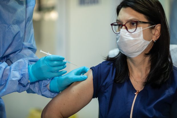Ce se întâmplă cu dozele de vaccin nefolosite la finalul zilei în Spitalul din Timișoara. Explicațiile managerului