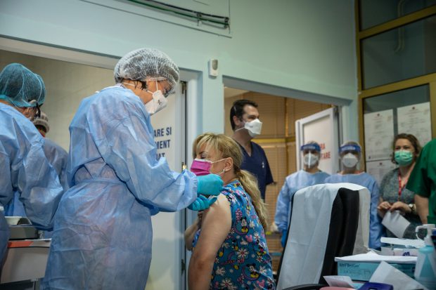 Campania de vaccinare anti-COVID-19 a început la Spitalul Gerota. ”Este o înțepătură banală”
