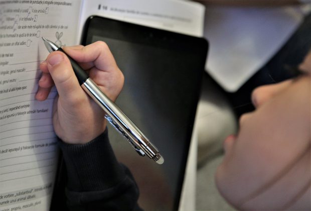 Aproape 65.000 de elevi riscă să rămână cu situația neîncheiată. Principalul motiv: n-au avut cum să participe la școala online