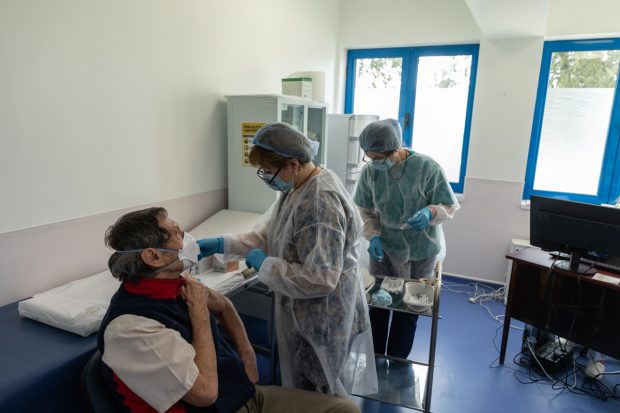 REPORTAJ. Cum decurge vaccinarea anti-Covid 19 în România ignorată. Eligibili pentru etapa a doua, vor prinde locuri în a treia