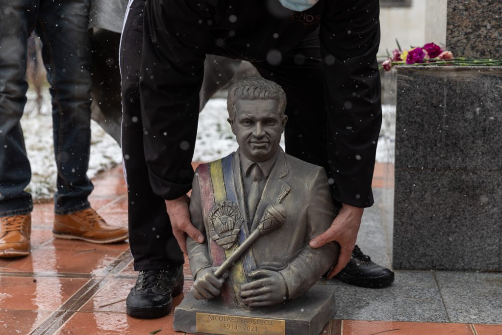 Acasă la Nicolae Ceaușescu, în Scornicești, de ziua fostului dictator. Ode, regrete și un oraș abandonat de oamenii plecați la muncă în afară