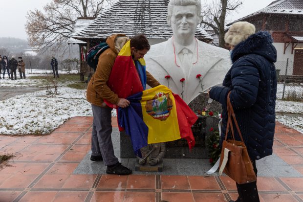 Acasă la Nicolae Ceaușescu, în Scornicești, de ziua fostului dictator. Ode, regrete și un oraș abandonat de oamenii plecați la muncă în afară