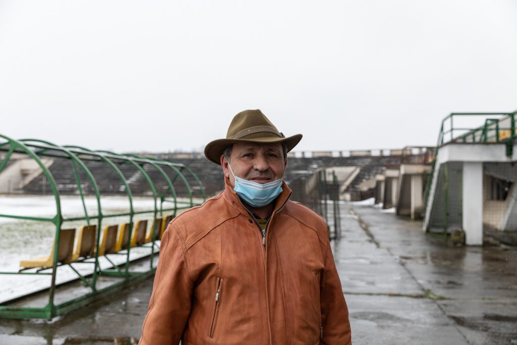 Eugen Donea, consilier în Primăria Scornicești, pe fostul stadion al orașului, ajuns acum o ruină