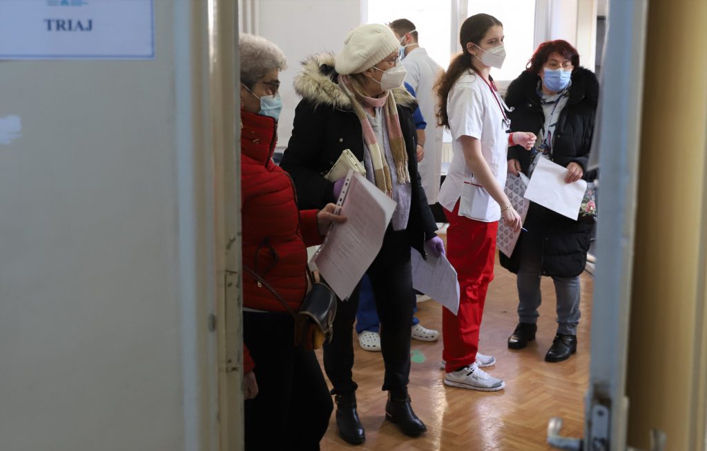 Lacrimi, temeri și poante în prima zi din etapa a II-a de vaccinare. „Aproape am plâns de bucurie că am făcut vaccinul”. ”Mi-au crescut pene”