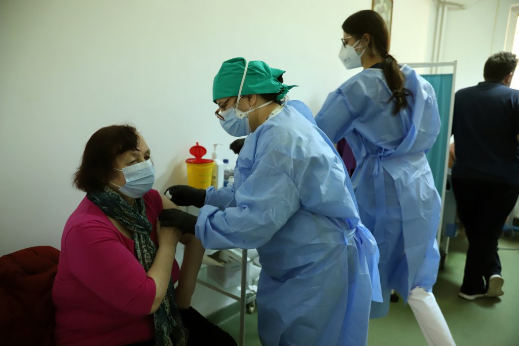 Lacrimi, temeri și poante în prima zi din etapa a II-a de vaccinare. „Aproape am plâns de bucurie că am făcut vaccinul”. ”Mi-au crescut pene”