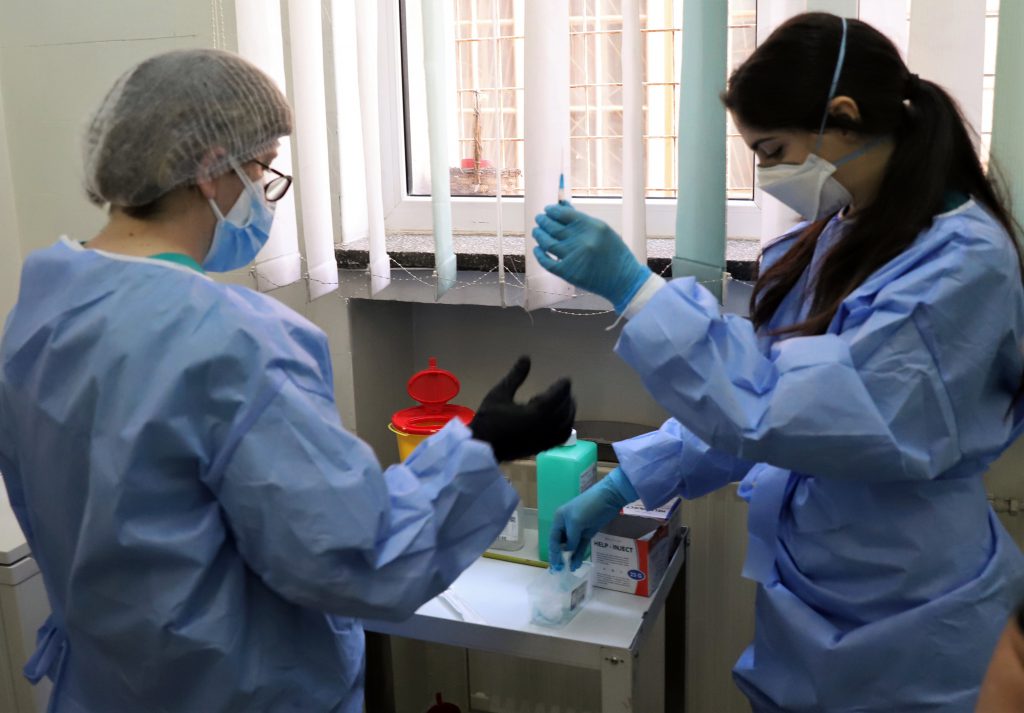 Lacrimi, temeri și poante în prima zi din etapa a II-a de vaccinare. „Aproape am plâns de bucurie că am făcut vaccinul”. ”Mi-au crescut pene”