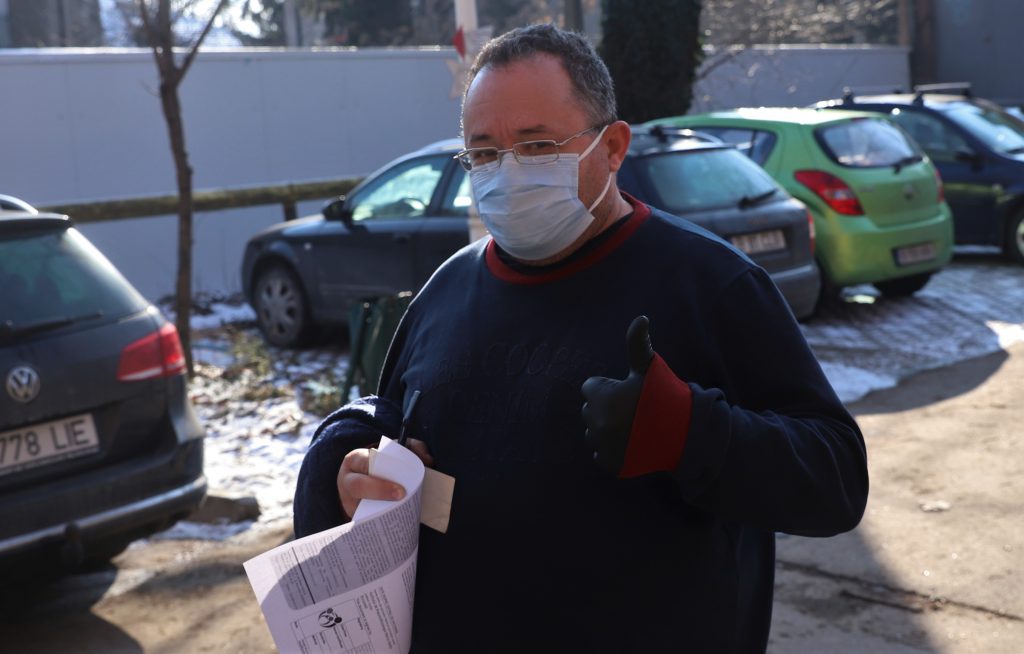 Lacrimi, temeri și poante în prima zi din etapa a II-a de vaccinare. „Aproape am plâns de bucurie că am făcut vaccinul”. ”Mi-au crescut pene”