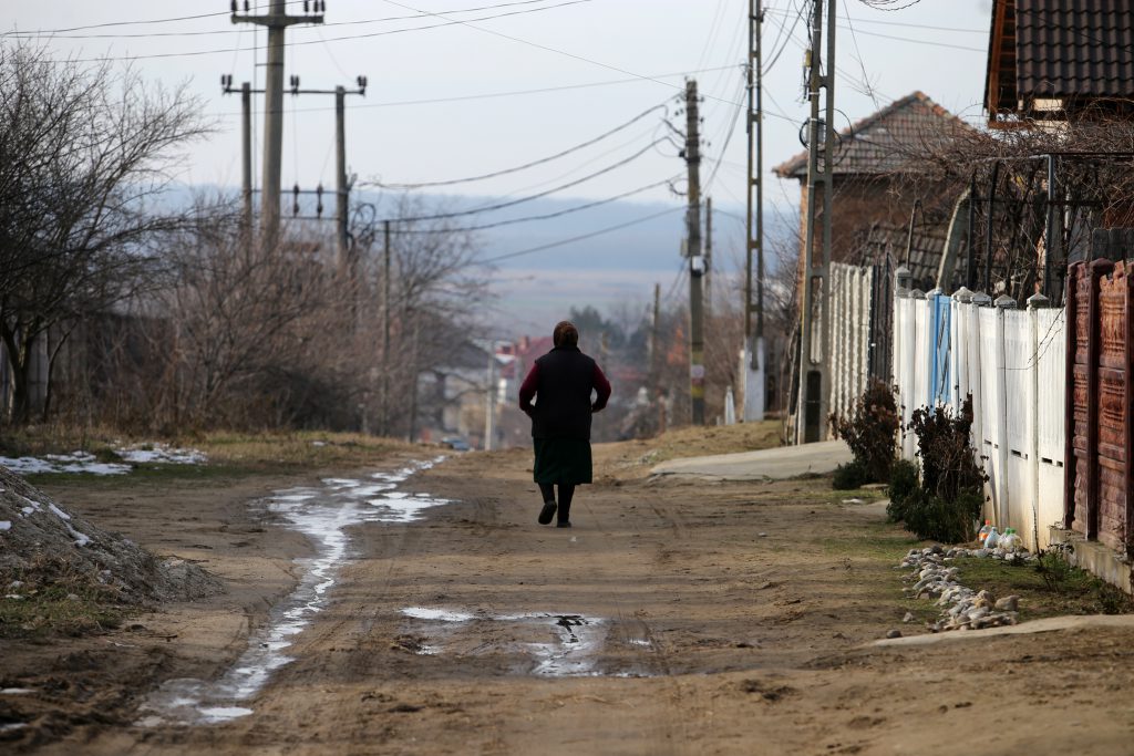 Reportaj în comuna în care cei mai mulți oameni au cerut ajutor de la stat să nu înghețe de frig. „Să mă țină Dumnezeu, să nu mă ia iarna”