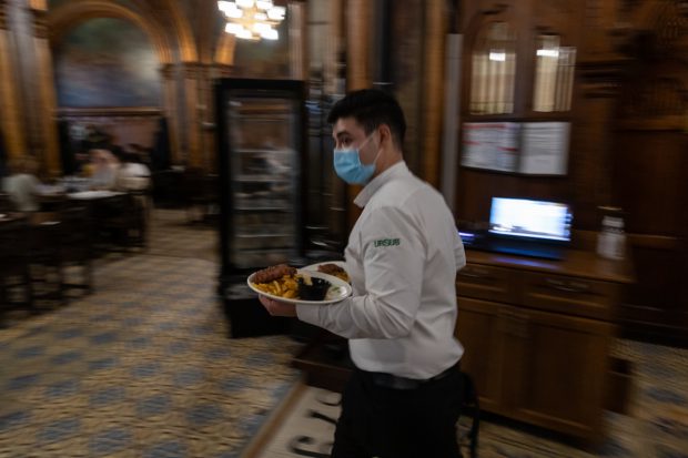 Programul restaurantelor și cafenelelor din București a fost modificat: 06:00 – 23:00. Prefectul Capitalei își prezintă public scuzele